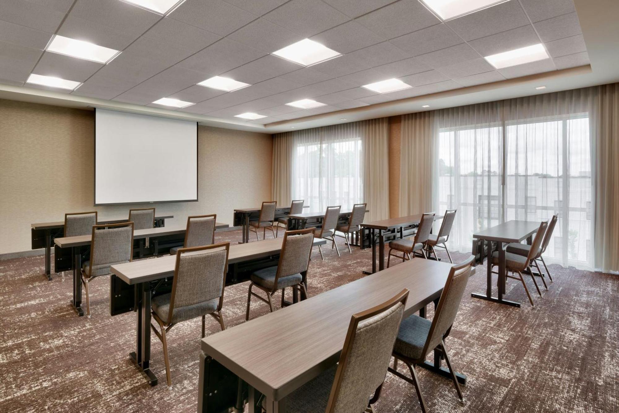 Courtyard By Marriott Atlanta Duluth Downtown Hotel Exterior photo